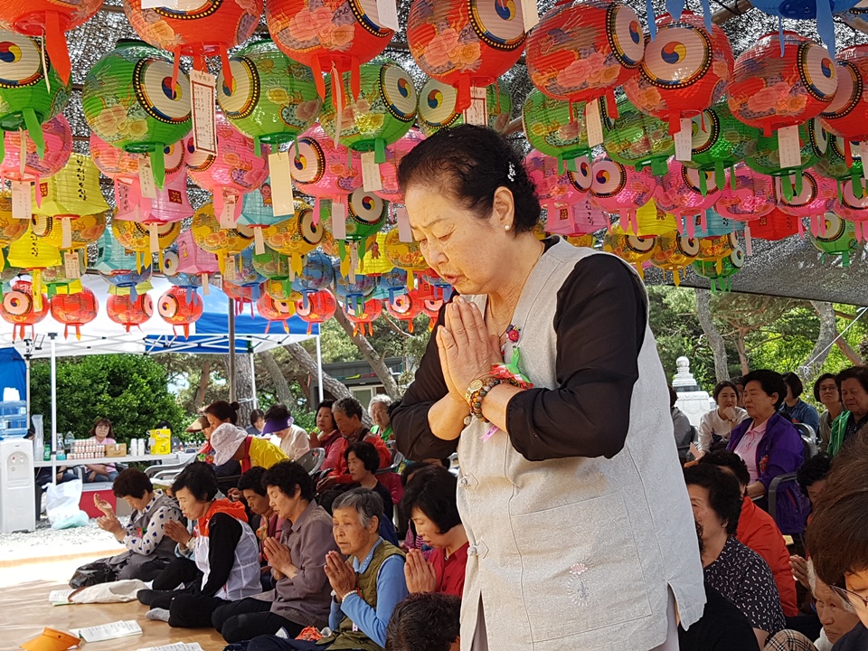 불기 2562년 부처님오신날을 맞아 22일 오전 홍성의 작은 사찰에서 봉축법요식이 열렸다. 봉축법요식에 참석한 한 불자가 합장을 하고 있다. 