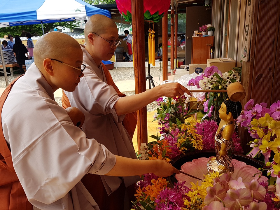 불기 2562년 부처님 오신 날을 맞아 22일 오전 홍성의 작은 사찰인 세심사에서도 불자들이 봉축법요식을 열고 부처님 오신 날을 축하했다. 봉축법요식에서 스님이 부처님에게 관불의식을 진행하고 있다. 
