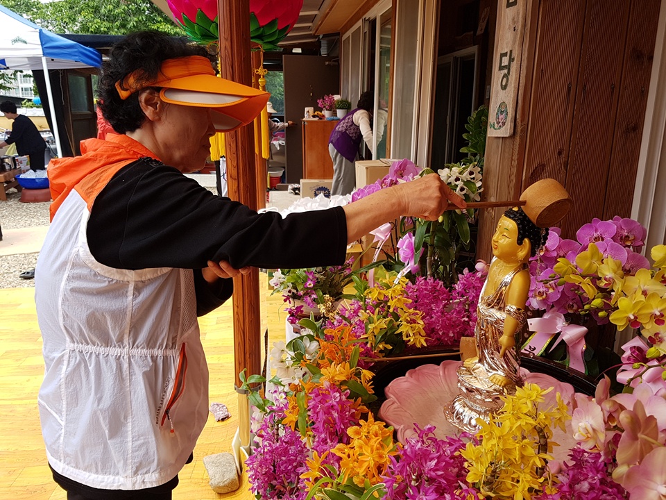 불기 2562년 부처님 오신 날을 맞아 22일 오전 전국의 사찰에서 봉축법요식이 봉행되는 가운데, 홍성의 작은 사찰인 세심사에서도 불자들이 봉축법요식을 열고 부처님 오신 날을 축하했다.