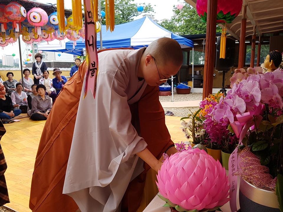 불기 2562년 부처님오신날을 맞아, 홍성의 작은 사찰에서도 봉축법요식이 열렸다. 주지 스님이 봉축법요식에서 부처님에게 꽃과 차 등을 올리는 육법공양을 하고 있다. 