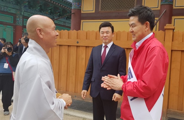 자유한국당 김태호 경남지사 후보가 부처님오신날을 맞아 22일 양산 통도사를 찾았다.