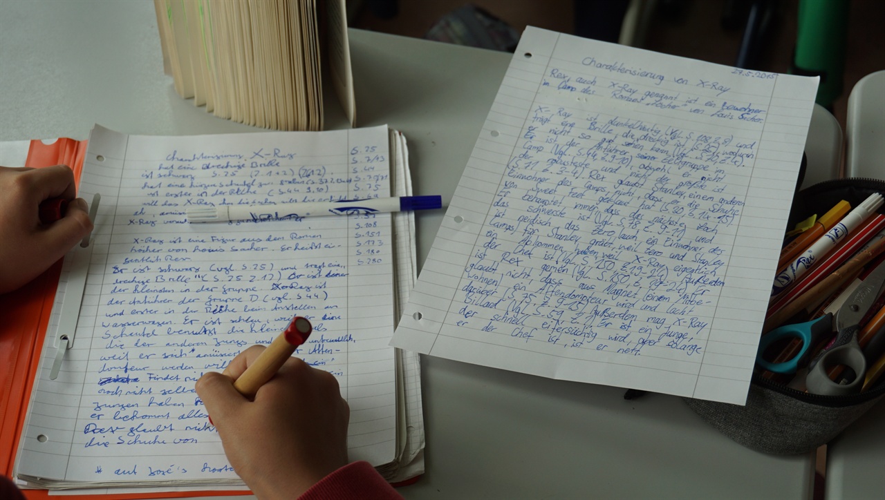 독일에서는 교육 자체가 글쓰기를 기반으로 진행된다. 독일 비스바덴 딜타이김나지움의 한 학생이 수업 시간에 글을 쓰고 있다.