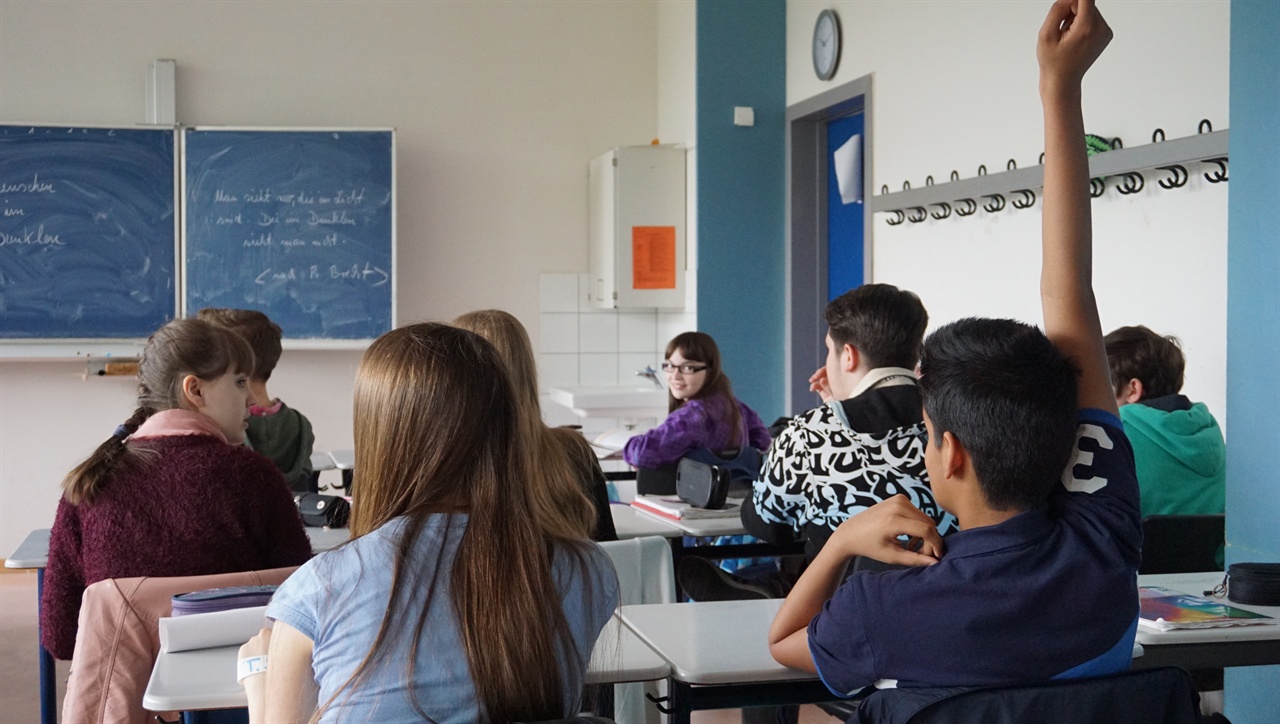 독일 비스바덴 딜타이김나지움의 독일어 시간에 한 학생이 교사의 질문에 답변하기 위해 손을 들고 있다.
