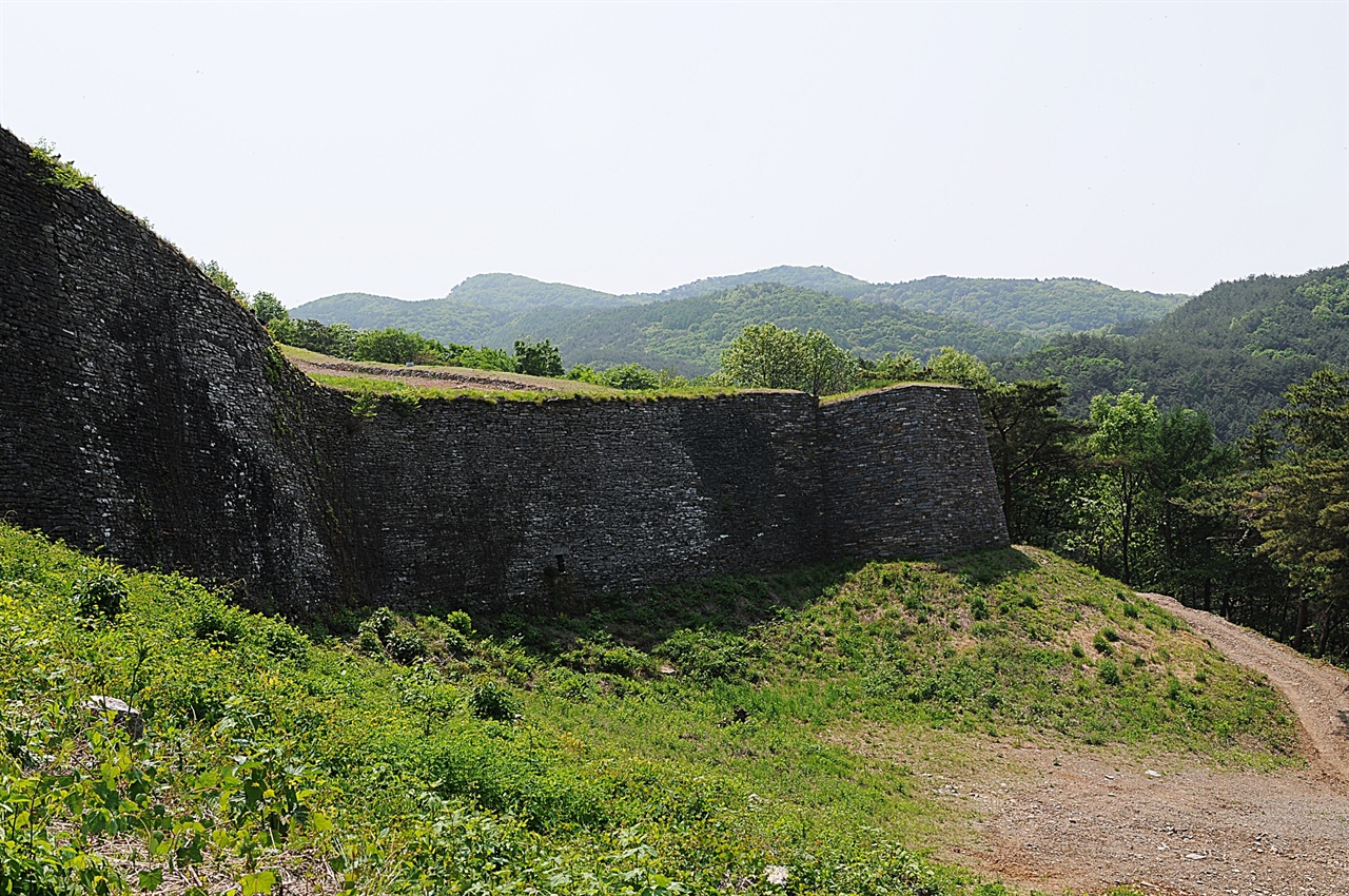 산 정상부의 지형을 따라 둘러친 테뫼식 산성이므로, 성벽이 유려한 곡선을 이루고 있다. 