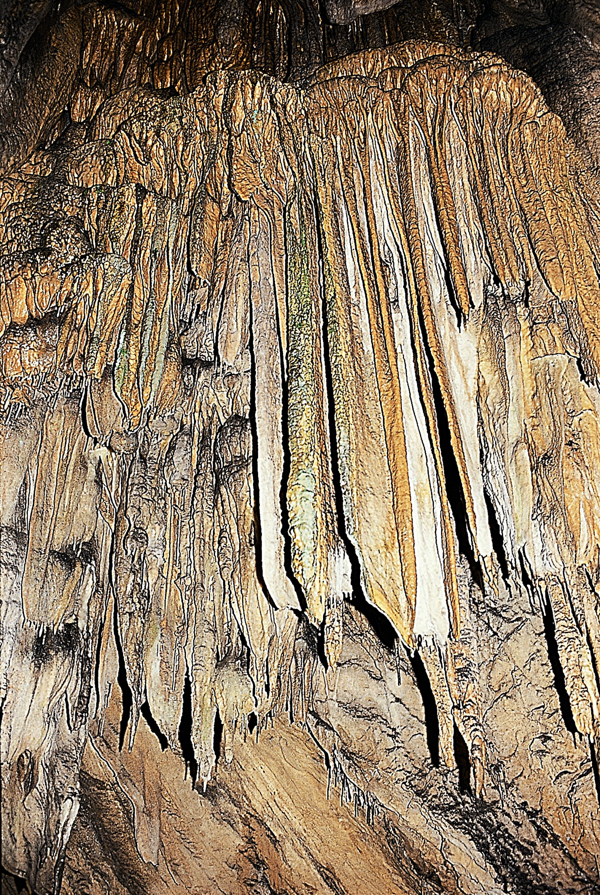 유달리 물이 많은 동굴. 종유석과 석순이 잘 발달해 있다. 