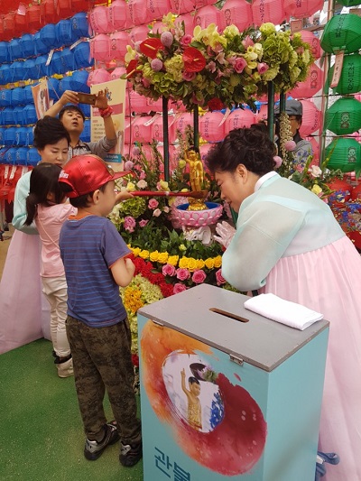 부처님오신날 조계사에서 한 어린이가 관불의식을 하고 있다.