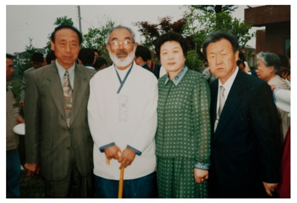 왼쪽부터 아버지 조찬배, 다음이 문정현 신부다. 문 신부는 조성만에게 가장 큰 영향을 주었다. 