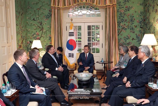 한미정상회담을 위해 방미 중인 문재인 대통령이 22일(현지시각) 오전 마이크 폼페이오 미 국무장관과 존 볼턴 백악관 국가안보보좌관을 만났다. 