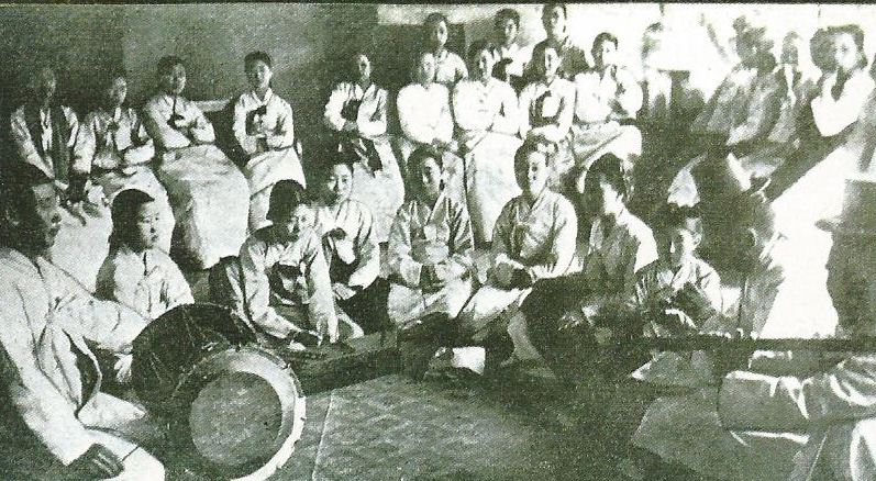 기생들의 악기 연습. <군산 해어화 100년>에 실린 사진. 