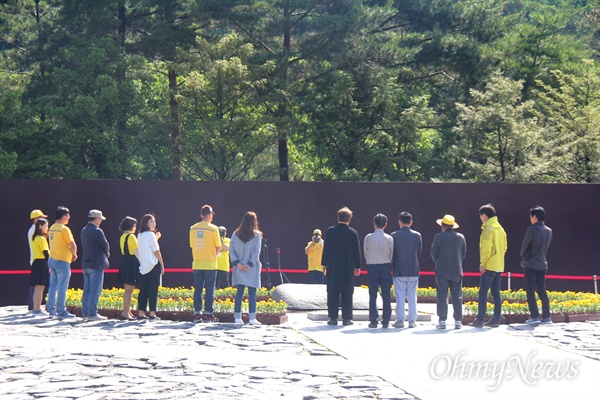 고 노무현 전 대통령 9주기를 맞아 23일 아침 봉하마을 묘역에 많은 참배객들이 찾고 있다.