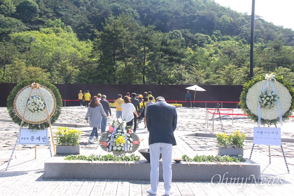 고 노무현 전 대통령 9주기를 맞아 23일 봉하마을 묘역에 시민들이 참배를 하고 있다.