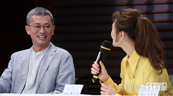 '이별이 떠났다' 김민식 PD, 채시라는 은인  김민식 PD가 23일 오후 서울 상암동 MBC사옥에서 열린 주말특별기획 <이별이 떠났다> 제작발표회에서 고등학생 시절 배우 채시라를 보고 꿈을 키웠다는 이야기를 하며 작품에 참여하게 된 배경을 설명하고 있다. <이별이 떠났다>는 동명 웹소설을 원작으로 한 작품으로 50대와 20대, 기혼과 미혼 등 너무나 다른 두 여자의 동거를 통해 여자로 태어나 엄마로 살아가는 이 시대의 모든 여자들과 소통하는 이야기이자 상처받은 주인공들이 스스로 상처를 극복하고 세상과 당당히 맞서는 성장 드라마다. 26일 토요일 오후 8시 45분 첫 방송.