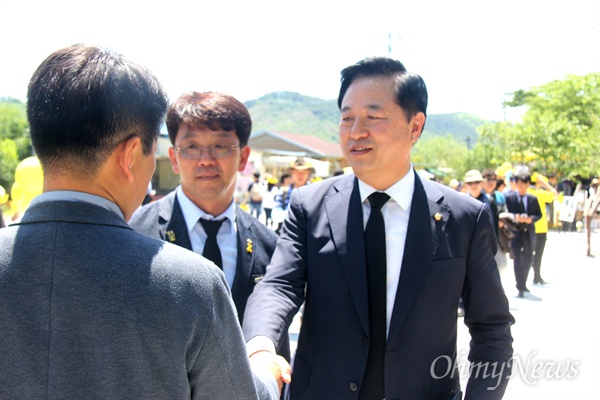 23일 오후 김해 봉하마을에서 열린 고 노무현 대통령 9주기 추도식에 참석한 김두관 국회의원이 시민들과 인사를 나누고 있다.