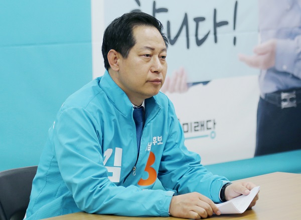 바른미래당 김상채 강남구청장 후보가 23일 선거사무실에서 보수 대통합을 제안하고 있다.