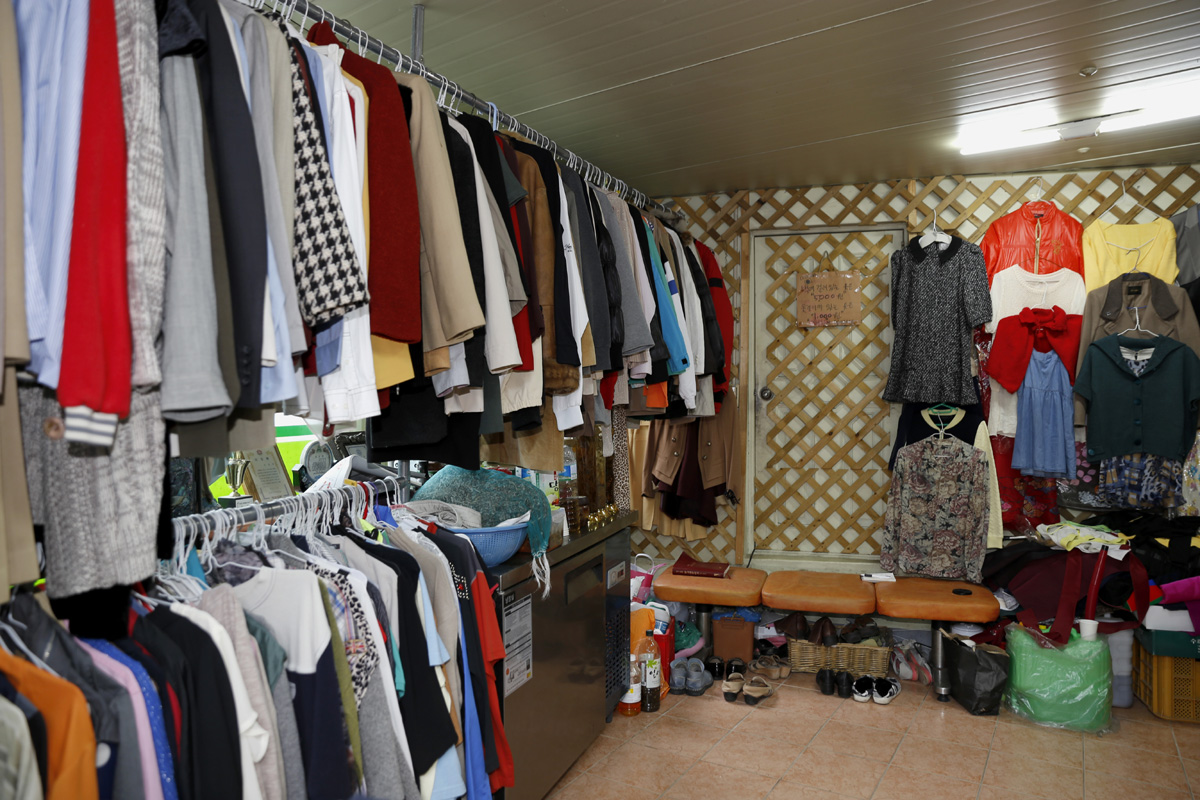 권창희 씨가 운영하는 나눔장터에 전시돼 있는 옷들. 주민들이 내놓은 옷을 세탁과 수선과정을 거쳐 내걸어 놓았다.
