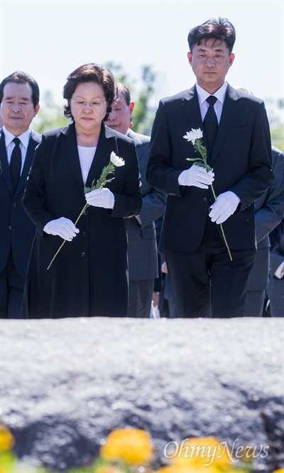 고 노무현 전 대통령 9주기인 23일 오후 경남 김해 봉하마을에서 부인 권양숙 여사와 아들 노건호씨가 추도식을 마치고 헌화를 하고 있다. 