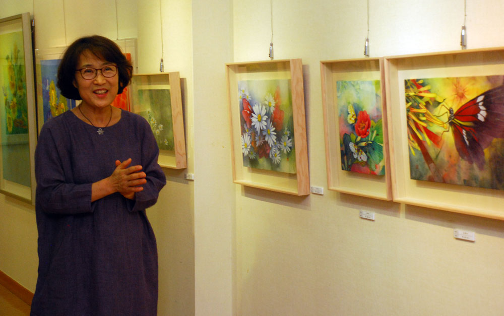 ‘갈묵회’ 김혜성 회장이 자신의 작품 <화·점·몽> 앞에서 작품을 설명하고 있다.