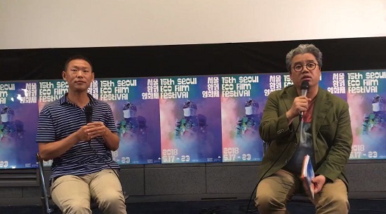 영화 '플라스틱 차이나'를 만든 황주량 감독(왼쪽)이 영화 기획과 제작 과정을 설명하고 있다. 오른쪽은 통역을 맡은 임대근 한국외대 교수.