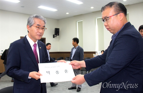 박종훈 경남도교육감 후보가 24일 오전 경상남도선거관리위원회에 후보 등록했다.