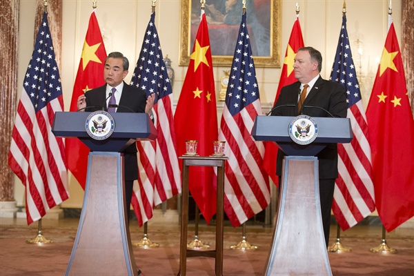 마이크 폼페오 미국 국무장관(오른쪽)과 왕이 중국 외교담당 국무위원 겸 외교부장(왼쪽). 