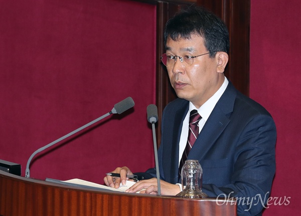 정의당 김종대 의원이 지난 5월 24일 오전 국회 본회의에서 의사진행발언을 통해 대통령 개헌안 철회를 요구하고 있다.