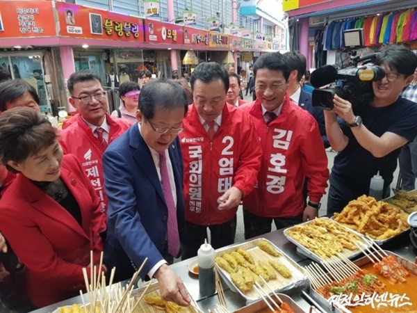 내토재래시장을 방문한 홍준표 자유한국당 대표가 제천의 대표 음식인 빨간어묵을 시식하고 있다.