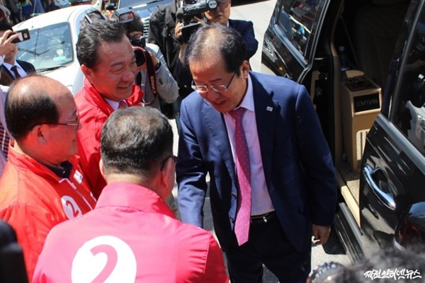 홍준표 자유한국당 대표가 지난 23일 충북 제천을 방문해 지방선거 후보자들을 격려했다.