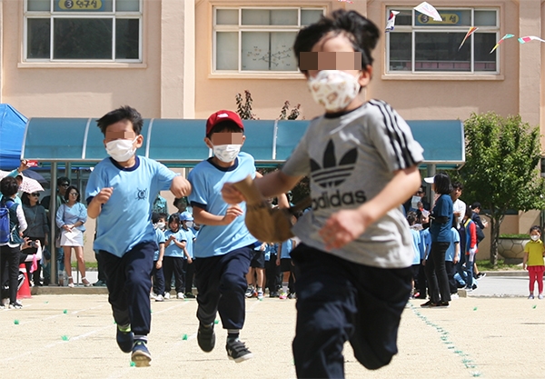  24일 강원 강릉의 한 초등학교는 본교 운동장에서 전교생과 학부모들이 모인 가운데 운동회를 개최했다. 이 날 운동회에 참가한 어린이들이 미세먼지로 인해 마스크를 쓰고 달리기를 하고있다.