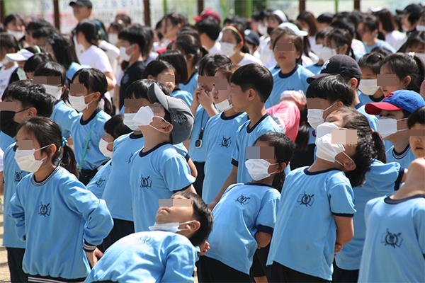  24일 강원 강릉의 한 초등학교에서 열린 운동회에서 미세먼지 주의발령으로 인해 운동회에 참가한 어린이들이 마스크를 쓴 채 몸풀기 체조를 하고있다. 