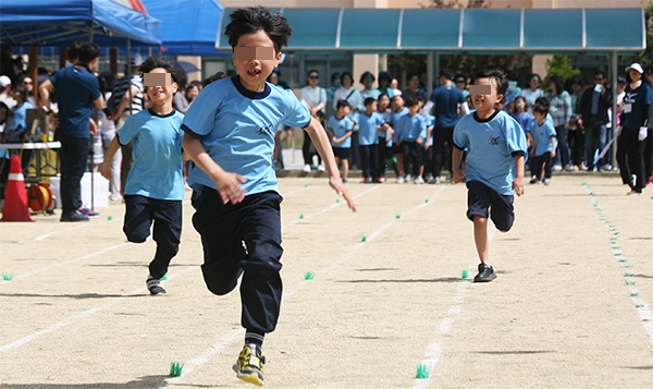 "내가 일등~~" 24일 강원 강릉의 초등학교 운동장에서 열린 운동회에서 어린이들이 최선을 다해 달리기를 하고있다.