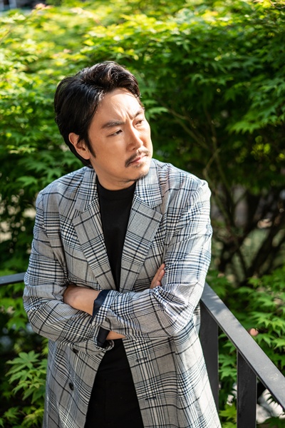 영화 <독전>에서 마약 조직의 핵심 인물 '이선생'을 쫓는 형사 '원호' 역할을 맡은 배우 조진웅. 
