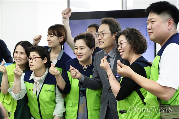 24일 오후 5시 서울 서대문구 충정로의 한 빌딩 사무실에서 조희연 서울교육감 후보 선거사무소 개소식이 열렸다. 정치인 등 유명인사뿐만 아니라 각계각층의 사람들이 몰려들어 사무소는 가득 찼다. 조희연 후보는 이 자리에서 "아침이 설레는 학교를 만들겠다"라며 포부를 다졌다.