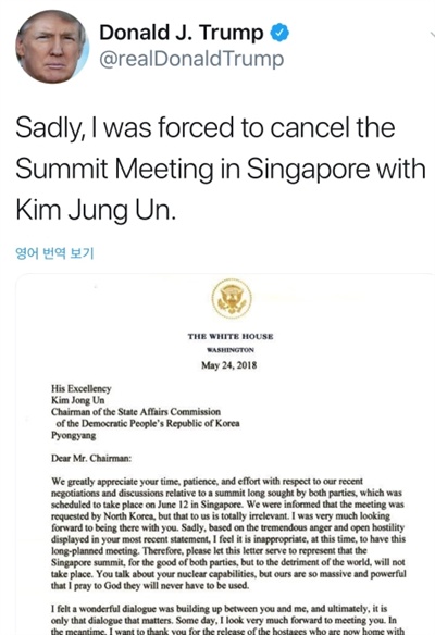 도널드 트럼프 미국 대통령이 다음달 12일 싱가포르에서 열릴 예정이었던 북미정상회담 취소를 공개서한으로 알린 뒤 본인 트위터 계정에 "애석하게도, 김정은 북한 국무위원장과의 회담을 취소해야만 했다(Sadly, I was forced to cancel the Summit Meeting in Singapore with Kim Jung Un)"고 썼다.