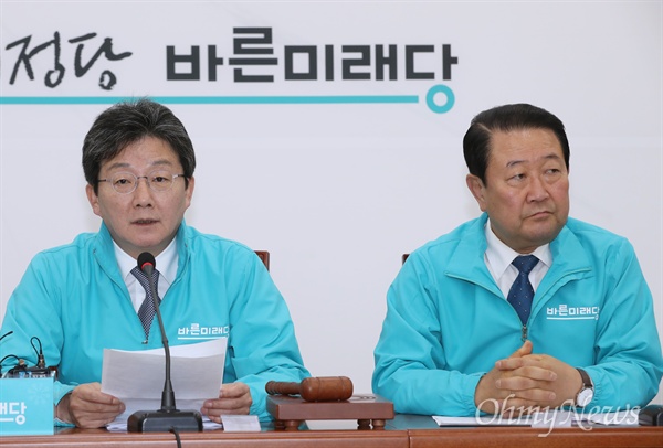 바른미래당 유승민, 박주선 공동대표가 25일 오전 서울 여의도 국회에서 열린 최고위원회의에 참석하고 있다.