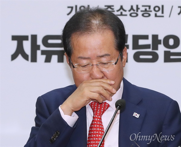 자유한국당 홍준표 대표가 지난 25일 오전 서울 여의도 당사에서 열린 6.13 지방선거 소상공인 정책제안 전달식에서 발언하고 있다.