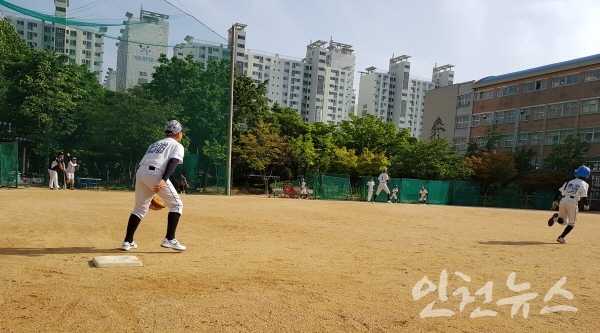 26일부터 열리는 전국소년체육대회를 앞두고 상인천초등학교 야구꿈나무들이 운동장에서 연습이 한창이다. ⓒ 인천뉴스