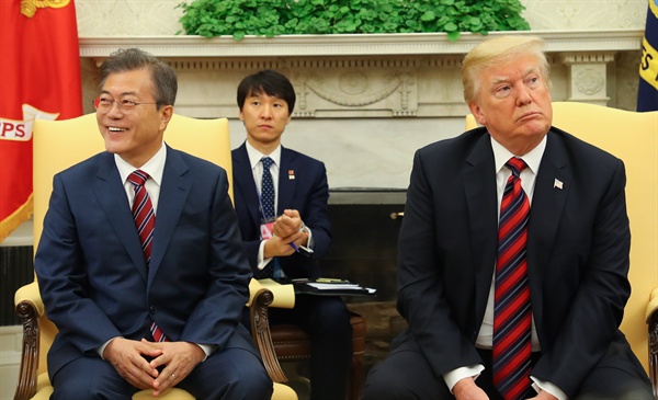 문재인 대통령과 도널드 트럼프 미국 대통령이 22일 오후(현지시간) 백악관 오벌오피스에서 열린 단독회담에서 취재진의 북한 문제 관련 질문을 듣고 있다.