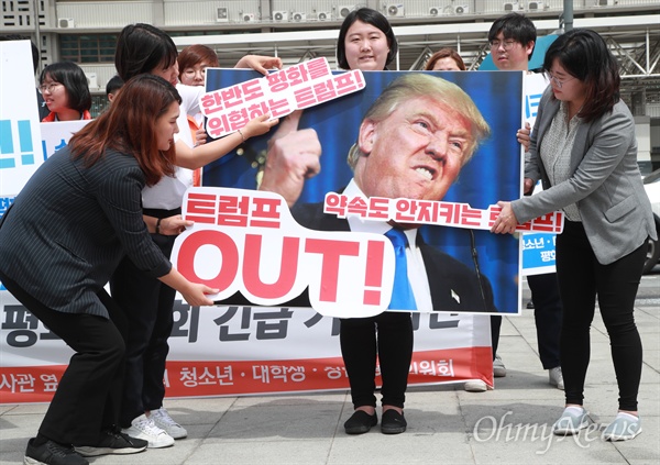 청소년, 대학생, 청년 평화위원회 관계자들이 25일 오후 서울 종로구 광화문광장에서 기자회견을 열어 트럼프 미국 대통령의 북미정상회담 일방 취소를 규탄하고 있다.