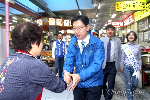 더불어민주당 김경수 경남지사 후보는 25일 오후 창원 상남시장을 찾아 인사했다.