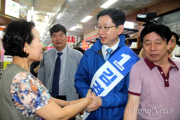 더불어민주당 김경수 경남지사 후보는 25일 오후 창원 상남시장을 찾아 인사했다.