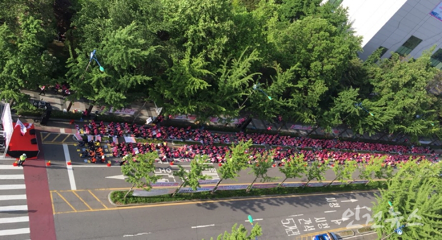 24일 학교비정규직노조 인천지부 조합원 1천여명이 집결해 시교육청 규탄 시위를 가졌다. ⓒ 인천뉴스