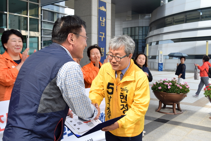 김재하 민주노총 부산본부장이 <민주노총 지지후보 임명장>을 현정길 후보에게 수여했다.