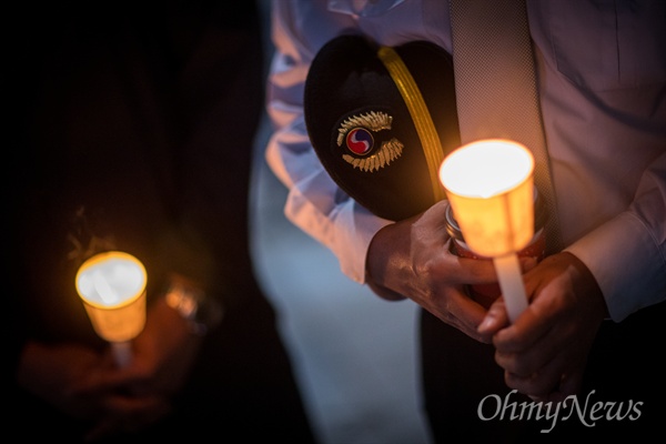 25일 오후 서울 종로구 보신각 앞에서 대한항공직원연대 4차 촛불집회에 참석한 조종사가 촛불을 들고 있다. 