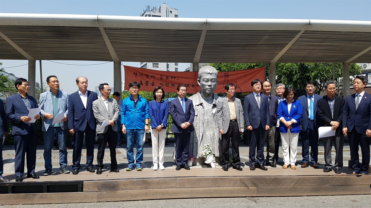 26일 오전 전태일 열사 동상 앞에서 노동계 인사들과 기자회견을 하고 있는  박원순 서울시장 후보이다.