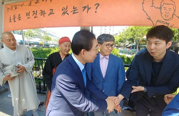 진관 스님 등 시민들과 악수를 나누는  박원순 서울시장이다.