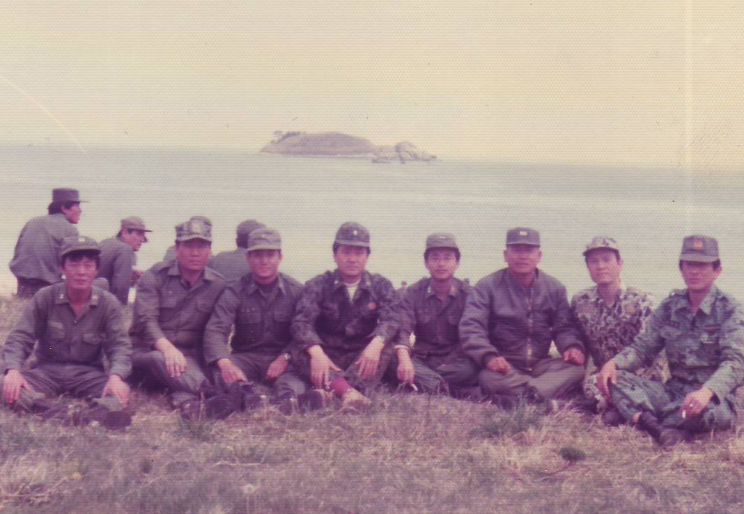 1977년 여름, 동원예비군 동료들과 금강산 관망대 견학 후 화진포 해수욕장에서 기념촬영을 하다(왼쪽 끝이 기자다).