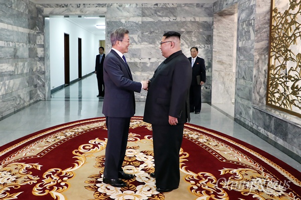 26일 오후 판문점 북측 통일각에서 문재인 대통령과 김정은 국무위원장의 두번째 남북정상회담이 개최되었다.
