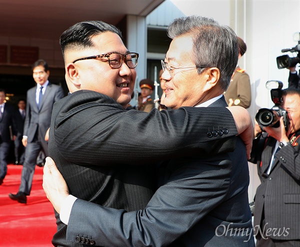 두번째 정상회담, 통일각앞 남북정상의 포옹 포옹하고 있는 문재인 대통령과 김정은 국무위원장. 사진은 지난 5월 26일 오후 판문점 북측 통일각에서 두 번째 남북정상회담이 개최됐을 당시 모습.