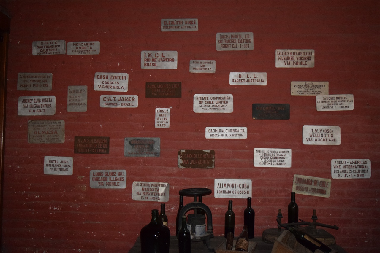 칠레 와인의 박물관이라고도 할수 있는 빈티지만 진열된 지하실의 입구의 모습이다.