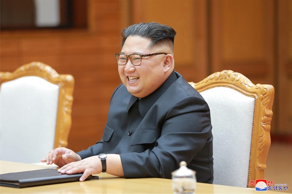 북한 김정은 국무위원장이 지난 5월 26일 오후 판문점 북측 통일각에서 남북정상회담에서 활짝 웃고 있다.